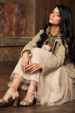 Moda mankeni şık bir kadın.