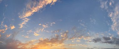 Bulutlu ve güneşli yaz gökyüzü. Doğa arka planı, ufuk çizgisi manzarası.