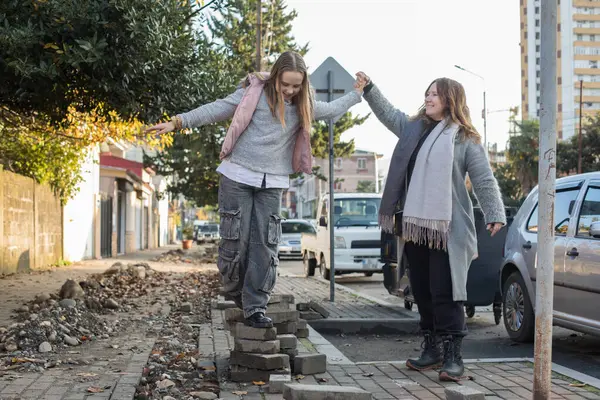 Anne ve kızı birlikte eğleniyorlar. Mutlu bayan aile. .