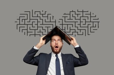 Duygusal şokta olan takım elbiseli bir iş adamı kafasında dizüstü bilgisayarla gri arka planda ve başının üstünde Labirynth 'in vektör çizimi var. Bunaltıcı bir kavram.