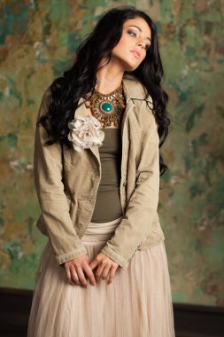 Kadın modelin iç mekan portresi.