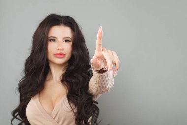 Kadın işaret ediyor ya da düğmeye basıyor