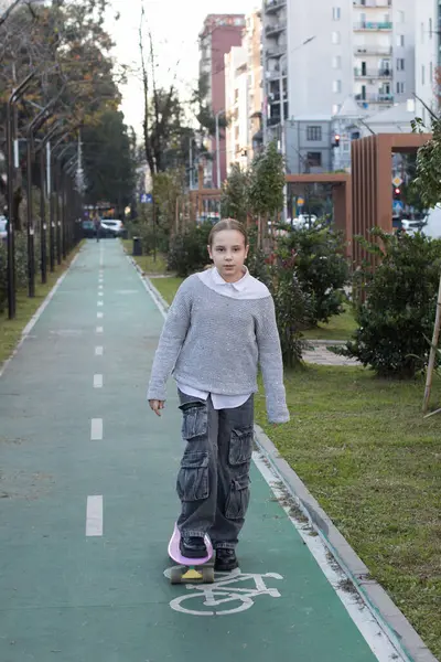 Pembe kaykaylı kız çocuğu. Kaykay yetenekleri