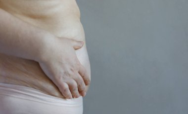 - Kadın. Gri arkaplanı fotokopi aletiyle kapat. Diyet, kilo kaybı, aşırı kilo ve diyabet konsepti