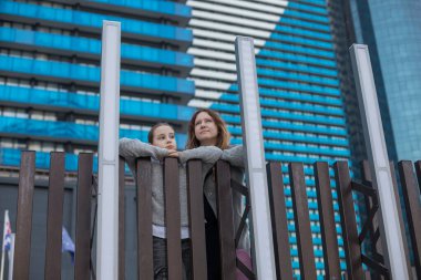 Açık havada anne ve kızının portresi. Aile portresi