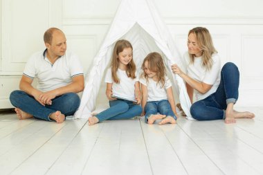 Aile hafta sonu. Evde tablet kullanan mutlu bir aile.