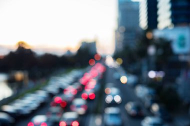 Bulanık Şehir Peyzajı Arkaplanı. Kentsel Alandaki Araç Işıkları