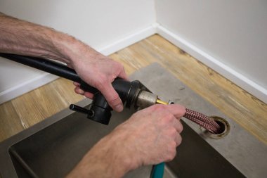 Mutfak musluğu sızdırıyor.