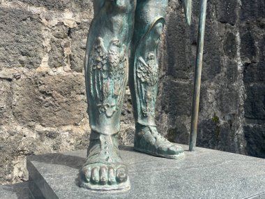 Eski heykellerin üzerinde kartal olan Roma askeri sandaletleri