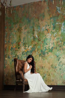 Çekici model kadın iç mekanda