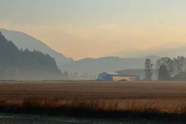 地球温暖化による遠くの森林火災のために大気中に漂っている田舎の空気の質と煙の広い風景 — ストック写真