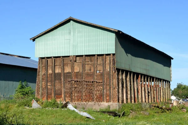 Vista Completa Del Exterior Granero Histórico Después Que Fue Dañado — Foto de Stock