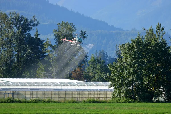 Ampia Visuale Elicottero Che Viene Utilizzato Spruzzare Pesticidi Campo Agricolo — Foto Stock