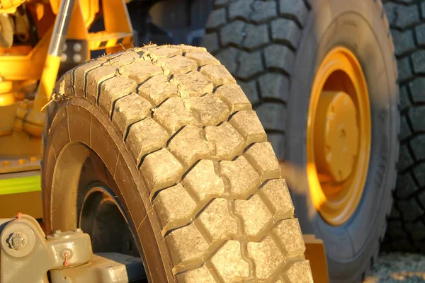 산업용 차량의 타이어 자국을 자세히 수있습니다 — 스톡 사진