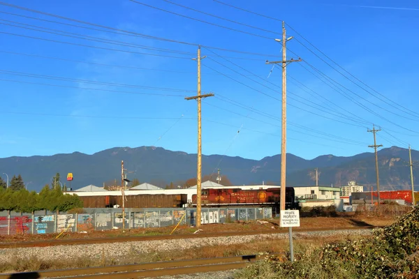 位于加拿大不列颠哥伦比亚省奇利瓦克的加拿大国家铁路工业园的宽阔景观 — 图库照片