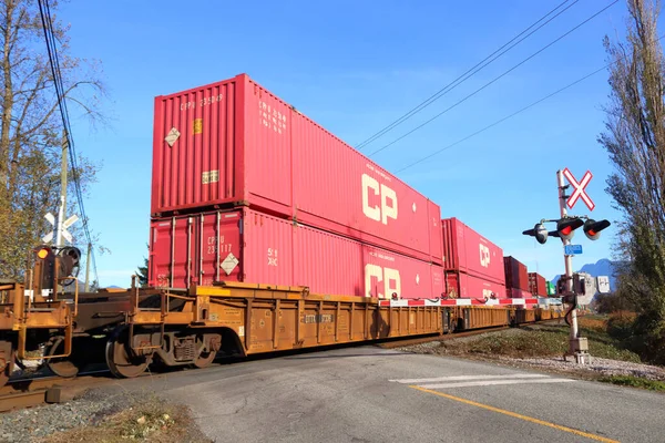 Bred Över Dubbeldäckare Kanadensiska Pacific Järnvägståg Bilar Korsar Vägkorsning — Stockfoto