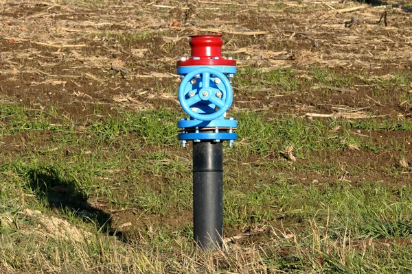 農業草原に見られる工業灌漑用タップの完全なビュー — ストック写真