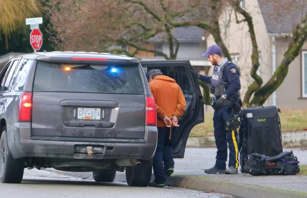 Βασιλικός Καναδός Έφιππος Αστυνομικός Συλλαμβάνει Έναν Νεαρό Όπου Αντιμετωπίσει Νομικές — Φωτογραφία Αρχείου
