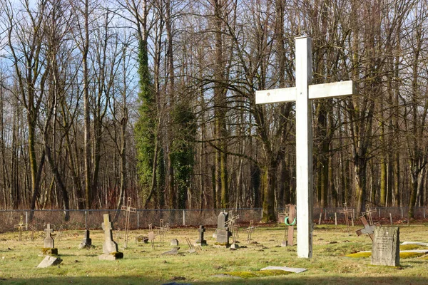 Большой Христианский Крест Знаменует Собой Историческое Место Захоронения Первых Наций — стоковое фото