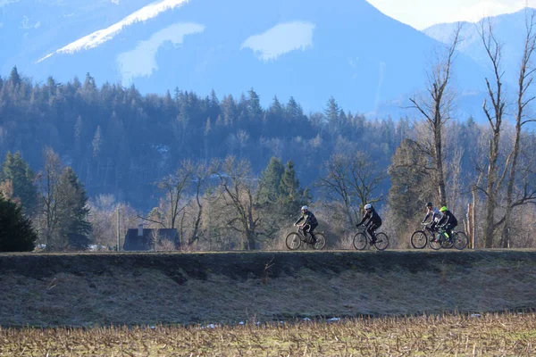 Группа Велосипедистов Среднего Возраста Наслаждается Зимней Утренней Поездкой Плотине Юго — стоковое фото