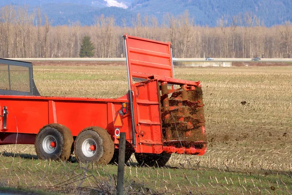 農場で肥料を散布するために使用される近代的な機械の詳細ビューを閉じます — ストック写真
