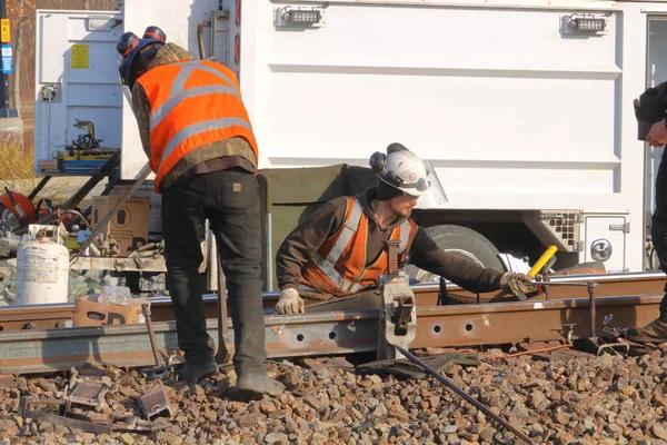 一个由专业商人组成的小组使用专门工具来修理和维护铁路轨道 — 图库照片