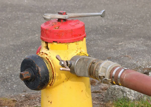 Zamknij Szczegółowy Widok Klucza Hydraulicznego Używanego Otwarcia Miejskiego Hydrantu Przeciwpożarowego — Zdjęcie stockowe