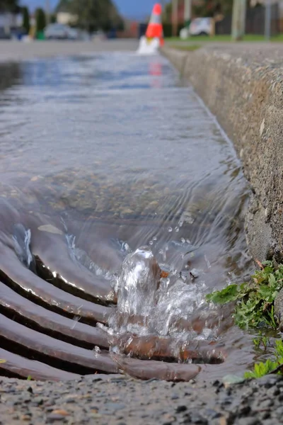 Vízvezetékek Tisztítására Szolgáló Aktív Öblítési Eljárást Dokumentáló Csatornába Vagy Csatornába — Stock Fotó