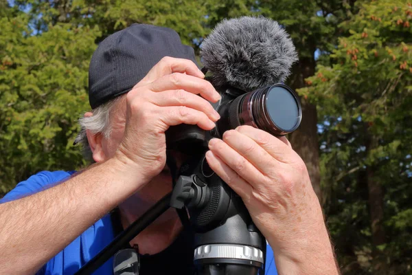 Profesyonel Bir Fotoğrafçının Yakın Detaylı Bir Görüntüsü Var Kamerasını Çekim — Stok fotoğraf