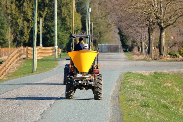 Dois Agricultores São Vistos Dirigindo Suas Máquinas Uma Estrada País — Fotografia de Stock