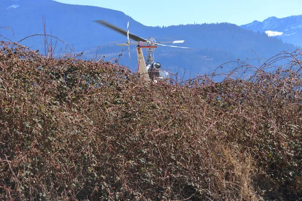 Helikopter Zorlu Tehlikeli Bir Bölgeden Havalanırken Dönen Pervaneler — Stok fotoğraf