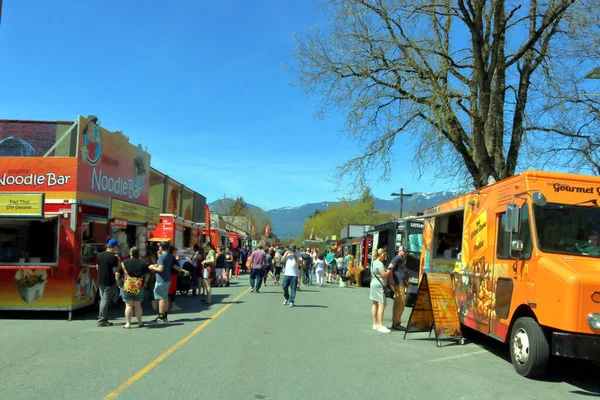 2023年4月29日 在加拿大不列颠哥伦比亚省奇利瓦克举行的一年一度的 食品卡车节 阳光明媚的天空和夏日般的气温让人们享受免费食物 — 图库照片