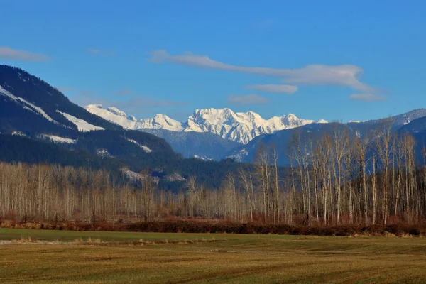 广阔的 俯瞰着冬季白雪覆盖的山脉的农村土地景观 — 图库照片