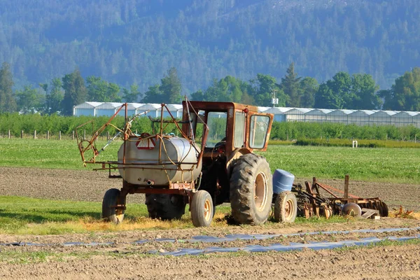 Volle Sicht Auf Einen Alten Baufälligen Landwirtschaftlichen Traktor Und Geräte — Stockfoto