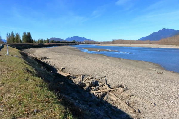 景观景观极端干旱的河流和暴露的河床是由冬季低湿度造成的 — 图库照片