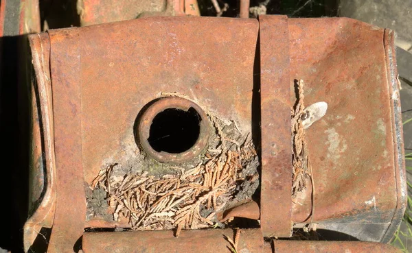 錆びたガスタンクの詳細 水平方向の眺め 廃車時代の車両に取り付けられた開口部 — ストック写真