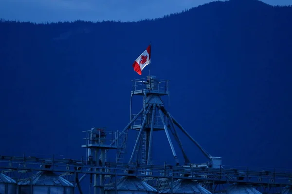 Kanadensisk Flagga Som Seglar Över Industribyggnadsställningar Industripark — Stockfoto