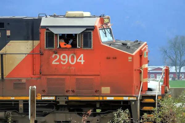 Канадський Національний Інженер Поїздів Ретельно Перевіряє Власний Список Вантажів Перед Стокове Зображення