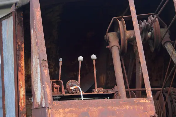 원소에 노출된 기계의 오래되고 녹슬지 제어장치 스톡 사진