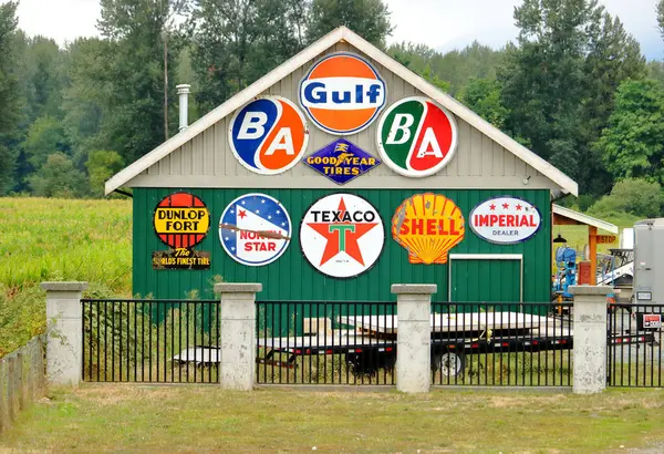 Знаменитые Логотипы Нефтяных Шинных Компаний Выставлены Небольшом Здании Стоковое Фото