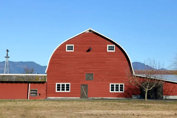 北美农场常见的哥特式木制马厩正面全景 免版税图库图片