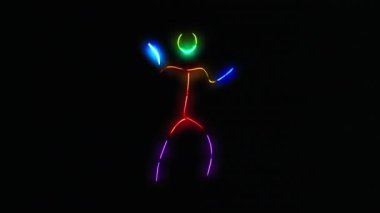 Neon çubuklarından yapılma çok renkli parlak takım elbiseli komik dans