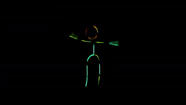 Людина Танцює Смішно Різнокольорових Світяться Неонові Палички Костюм Знімок Ефектом — стокове відео