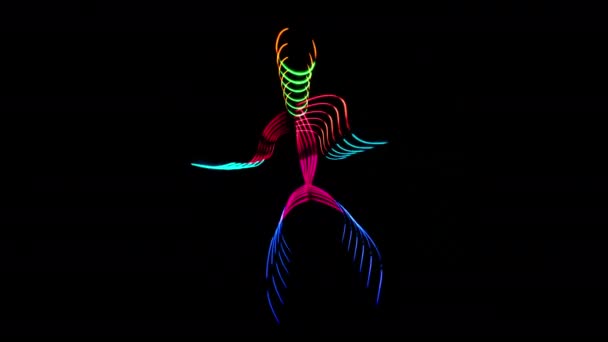 Человек Танцующий Смешно Разноцветных Светящихся Неоновых Палочках Костюм Эффект Следы — стоковое видео
