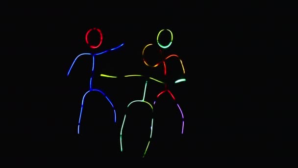 Дети Танцуют Смешно Костюмах Разноцветных Светящихся Неоновых Палочек — стоковое видео