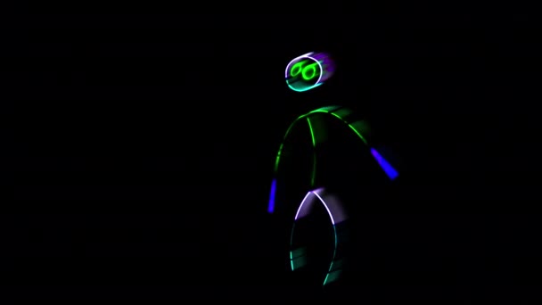 用霓虹灯做的五颜六色光彩夺目的服装中的滑稽舞蹈 具有运动轨迹效果的射击 — 图库视频影像