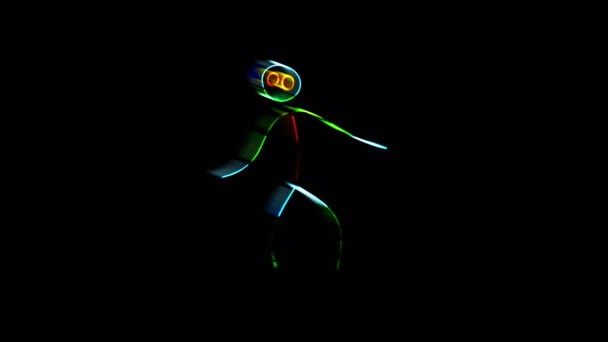 Смешной Танец Разноцветном Светящемся Костюме Неоновых Палочек Эффект Следы Движения — стоковое видео