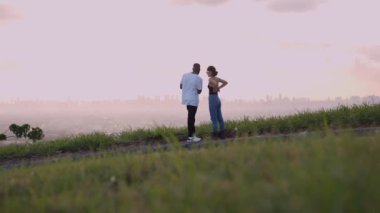 Manila 'nın panoramik manzarası olan bir çiftin parkta buluşması. Dolly Yavaş Çekimde