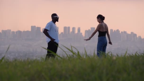 Любовная Пара Встречающаяся Парке Панорамным Видом Манилу Разговаривают Танцуют Slow — стоковое видео