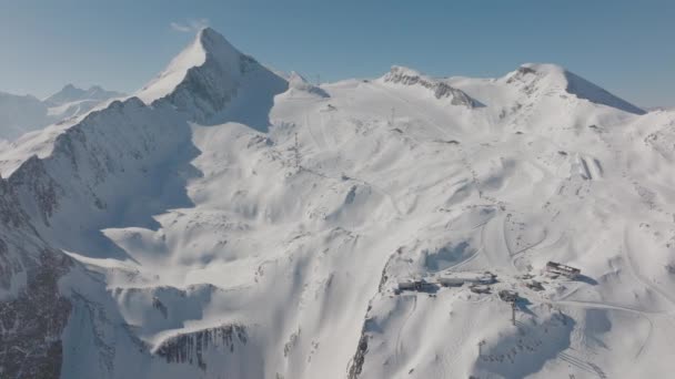 Drone Montaña Estación Esquí Nieve Majestuoso — Vídeos de Stock